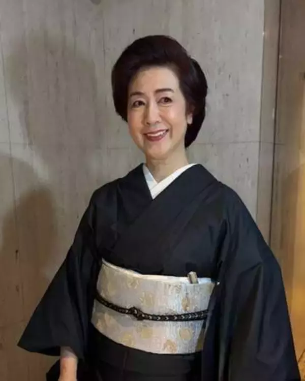 「ギャップが凄過ぎ」名取裕子〝68歳のJK制服姿〟にファン歓喜「変幻自在！？お見事です」「イケてる制服姿」
