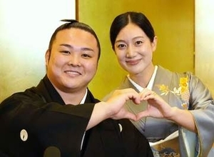 「一緒にいてくれるだけで元気に」　小兵の人気力士、炎鵬が結婚記者会見　「妻に恥をかかせられない」九州場所へ奮起【大相撲九州場所】