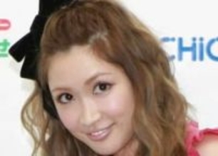 〝息子も一緒〟最新ショット！2児のママ紗栄子が韓国出張へ…「次男も元旦那様の面影が」「お子さんと仲良くて何より」の声