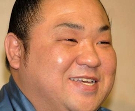 「あの荒れくれ者が…」元千代大海〝衝撃の激変〟に「すっきりして」「変わりましたね」俳優との3ショットに騒然！