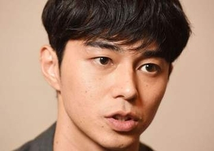 「娘ちゃん?」東出昌大・元女優の11歳下妻〝子ども抱っこの顔出し〟姿に反響！「どの顔も格好良い」「姿勢がきれい」