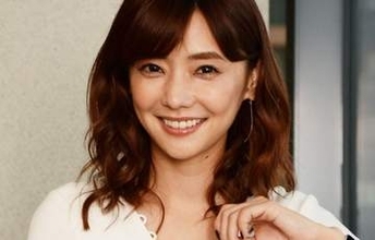 「競馬場にこの衣装…」〝パッカーン〟大胆ドレスの倉科カナに騒然「度肝抜かれるわ」「レースどころじゃない」「皆さんソコばかり気になっただろうな」