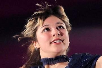 「思わず二度見」五輪金のアリサ・リュウ〝胸元ざっくり〟大胆衣装に「見事すぎる」「思い切ってる」「元気そうで良かった」と反響続々