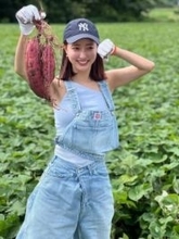 「け、けしからん」「やば」妹もモデル…愛甲千笑美〝背中丸見え〟大胆ショットに反響