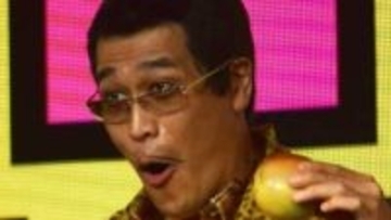 「どう？大人っぽい？」〝胸元パックリ〟「ピコ太郎」プロデューサーの妻、大胆姿に衝撃「えー！！」「いつまでも見れますように」