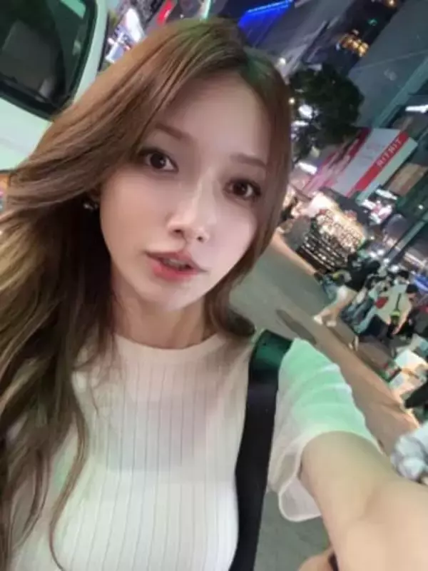 「攻めてますなぁ」〝ミニスカ＆真ん中透け〟衣装の後藤真希、鈴木亜美との2ショットに「いつもと違う雰囲気」「お2人ともいつまでも全盛期」