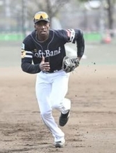 ソフトバンク4年目ドラ1が一塁にも挑戦　今キャンプでは外野に転向　「まだ何とも言えないです」　代走、守備固めに新オプションプラン