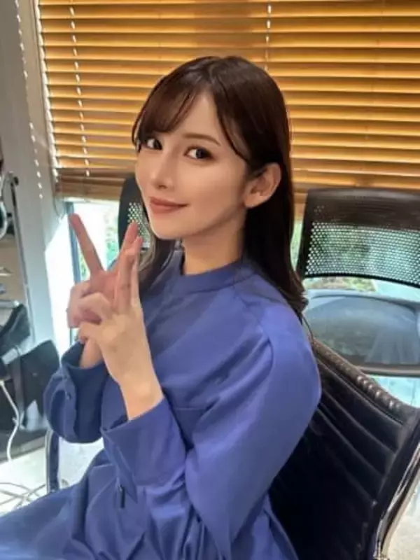 〝ラブラブのサンタコス〟結城モエと新川優愛、美人女優2ショットに「顔が小さ」「また共演してほしい」