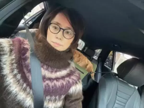 「まだまだ若い」石田ゆり子〝56歳のヤンキー座り〟姿に「きゃわ」「少年や少女っぽさが好き」「ボーイッシュなコーデ似合ってます」