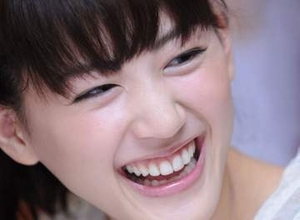 「なぜこれを着せた?」綾瀬はるか〝ブカブカ衣装〟に騒然「もっと似合うもの着せてあげて」「急遽調達した!?」「試着できなかったのかな」