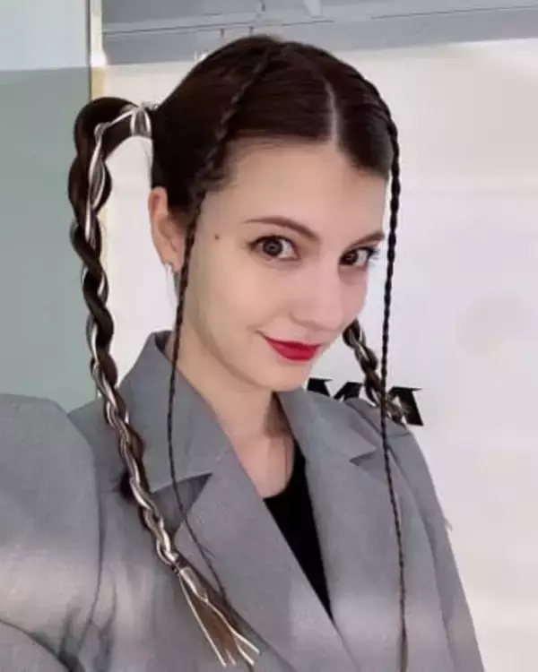 「そんなにおっきかった？」ミニ丈ワンピ、足に蛇、左手薬指に指輪･･･マギー〝疑惑だらけ〟写真にファン騒然！「どんな人と結婚するのかな」「セクシー」の声