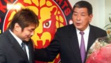 「ご覧の通り元気」息子の坂口憲二が公開〝世界の荒鷲〟近影に反響！オカダ・カズチカとの3ショットに「お顔が見れて嬉しい！」「猪木さんの分まで長生きを」の声