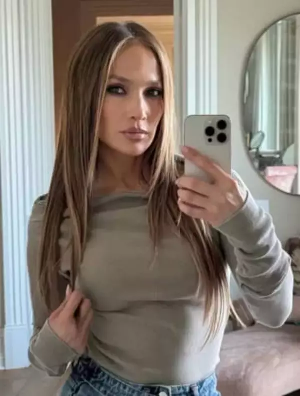 〝全身透け透け〟大胆ドレス…ジェニファー・ロペスに大反響「圧巻の存在感」「スターのオーラが半端ない」GG賞撮影スタッフへの対応に非難も⁉