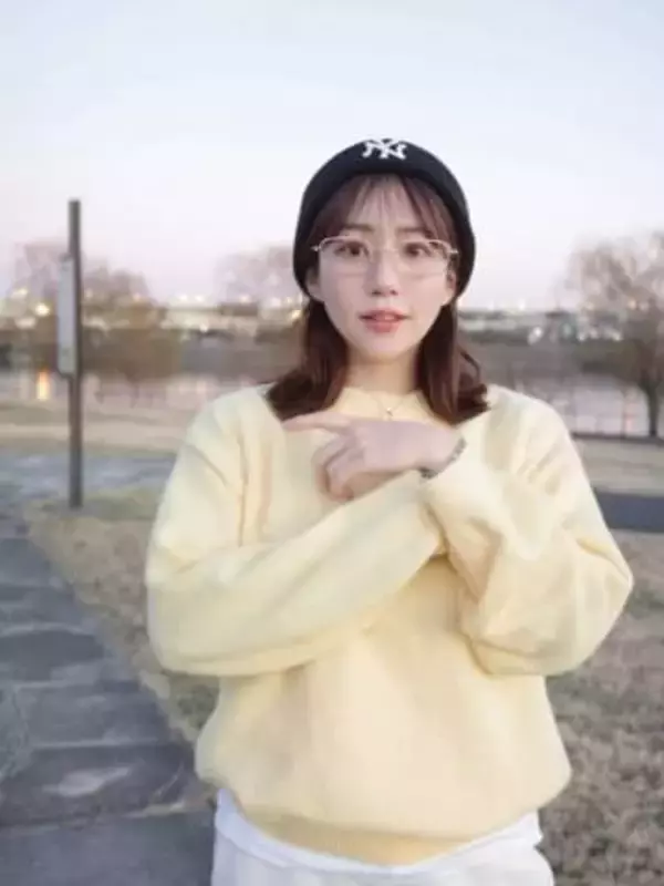 前髪ぱっつん〝雰囲気がらり〟ほろ酔いショットの元お笑い芸人・日野麻衣に「ほっぺ赤くなってる」「すっかり大人の女性」