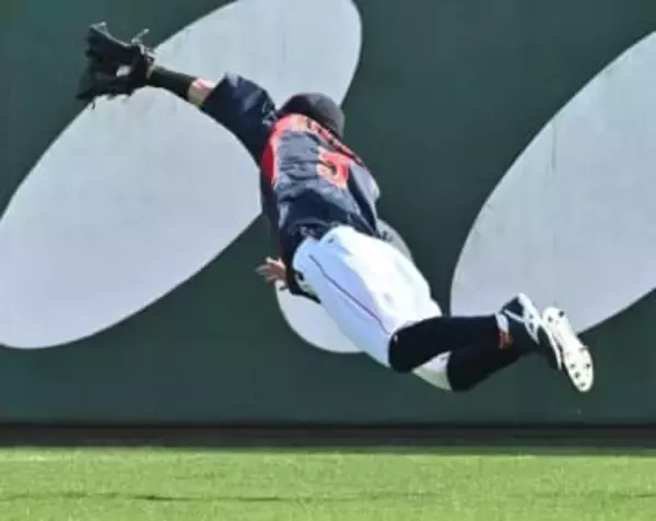 「求められているところ」　二塁が本職のソフトバンク牧原大成が中堅で美技披露　井端監督「キーを握る選手」