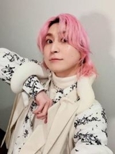 「バレるって！」ファンドキドキ〝渋谷の人混み〟でまさかの記念撮影！SnowMan佐久間大介に「囲まれなかった!?」「普通に歩いてるなんて」「ピンク髪丸出し」