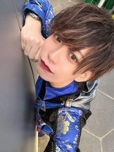 「ギャップのクセが強すぎ」現役アイドル、代表ユニで決めポーズも…視線は下半身に「下半身別人かよ笑」「脚だけオフシーズン入ってるで」