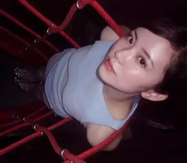 昭和にタイムスリップ！阪田マリン、スマートボール台にもたれかかり〝内股〟ショットに「レトロ最高」「溶け込んでるう！」の声