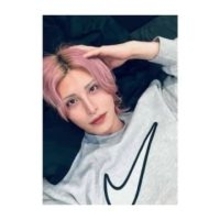 「鏡の自分にじゃんけん勝つ人初めて見た…」ROLAND〝意味深〟ショット「どゆこと？」「鏡世界まで捻じ曲げられる」の声