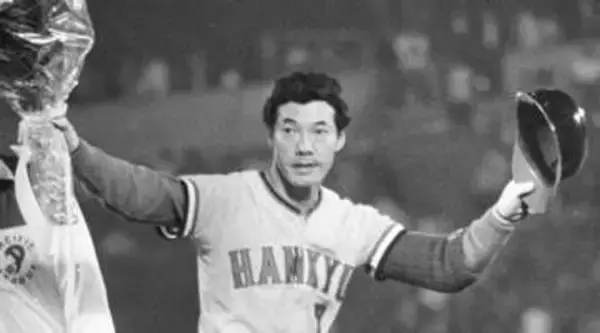 〝世界の盗塁王〟独特ネクタイに注目が！福本豊さん、78歳の近影に「好っきゃな」「豪華なオッさん2人」の声