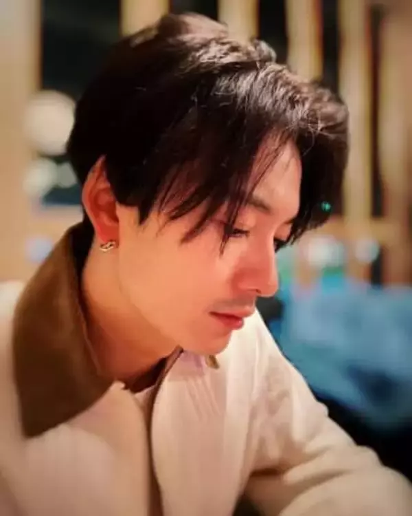 「好きな人と過ごすってこういう感じ」岡田将生と宮﨑あおい〝パジャマで夫婦戯れ〟ショットに「イチャイチャ美しくて凄まじいな」の声　人気ドラマオフショットが話題