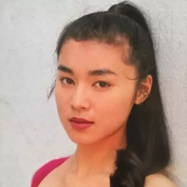 「麗しゅうございます」〝伝説女優〟朝岡実嶺、窓辺の大人ポーズに反響「変わらずお綺麗」