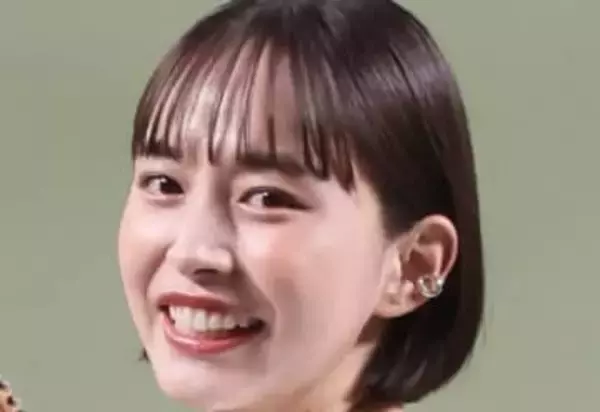 「素晴らしい鎖骨」シックな〝肩だしドレスショット〟井桁弘恵に反響「真珠のような白い肌」「どんどん綺麗になりますね〜」