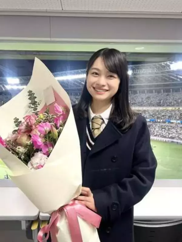 「ミニ最高」元高校サッカー応援マネ・18歳月島琉衣〝歩道橋の上で衝撃姿〟「急に大人感だして来た!」「眩しい」