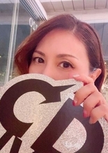 「え?似てる?と思ったら…本人」〝50歳の激変〟MAXのNANA、貞淑なワンピース姿に「細すぎ」「別人に見える」「ファン度が上がった」