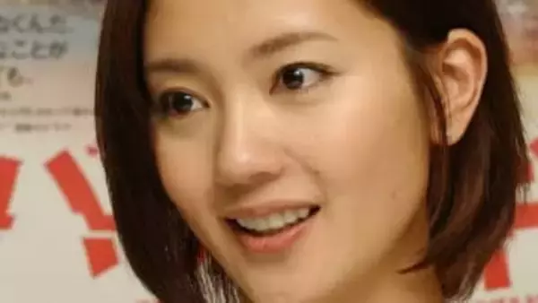 「パッチギ!」でブレイク…43歳中村ゆり〝両肩出し赤ワンピ〟に「こんな綺麗な店員さんいたら毎日行く」「見惚れてしまう」