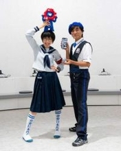 「メガネなくて面食らった」丸眼鏡から〝激変〟新しい学校のリーダーズSUZUKAのレア姿に「なにこれ」「ヤバい！」「カッコよすぎる！」の声