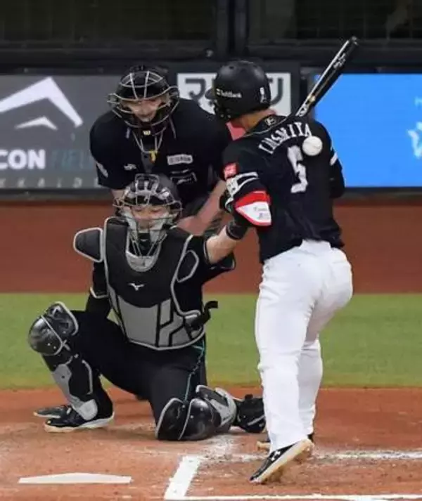 「折れていることはないと思う」　死球で途中交代のソフトバンク今宮健太、左肩甲骨付近は2年前にも「その時よりはまし」