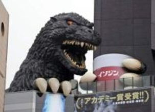 〝白パンツ半裸市会議員〟トー横に出没！「異世界感ある」「近くて迫力満点!!」「日本初じゃないですかね?」プロレスラー菊タロー投稿が話題