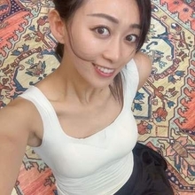 「後から請求…ないよね？」〝ロケバス車内〟写真が話題！女優・梨衣名の投稿に「この世の夢の様な最高の空間」「しょっぱい系も欲しいかも」の声