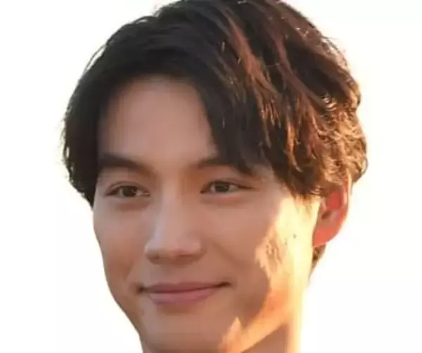 「普通に駅にいる」福士蒼汰〝自撮り〟に人気女優が写り込み!?「めっちゃお似合い」「私服姿の遥ちゃん」「顔小さすぎて通行人にバレそう」の声