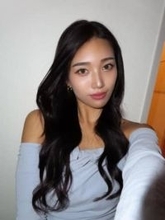 ニーハイブーツ〝余裕〟でハーレーにまたがる28歳長身レースクイーン成沢紫音に「脚が長いからお似合い」「リアル不二子」