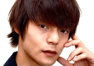 電撃婚から6年〝妻チラ見せ!?〟窪田正孝のプライベート激レア写真にSNS騒然「誰が写真撮ってんだろうね?」「水川さん傾きすぎじゃない?」の声