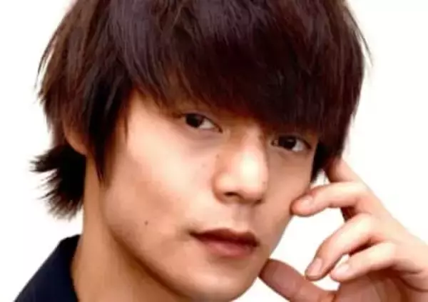 電撃婚から6年〝妻チラ見せ!?〟窪田正孝のプライベート激レア写真にSNS騒然「誰が写真撮ってんだろうね?」「水川さん傾きすぎじゃない?」の声