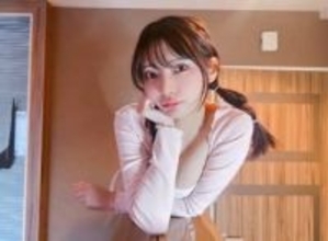 「これはヤバい」「年明け早々心臓が止まりそう」〝インスタ女王〟似鳥沙也加〝過激なジャケット〟に大反響