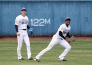 中堅に周東佑京とイヒネ・イツア　ソフトバンク1軍、今キャンプ初のシートノック　気になる守備位置は？