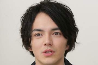 「大島優子と結婚してたの衝撃」35歳俳優〝激変〟最新姿に「これだけ顔が変わるの凄すぎ…」ドラマ出演ショットが話題