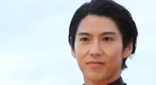 「別人みたい」「随分雰囲気が…」人気女優と電撃婚、第2子誕生…〝激変〟36歳俳優・賀来賢人の姿に「びっくり」「個人的に最高」の声