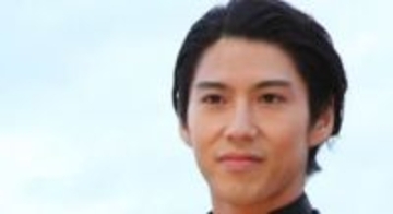 「別人みたい」「随分雰囲気が…」人気女優と電撃婚、第2子誕生…〝激変〟36歳俳優・賀来賢人の姿に「びっくり」「個人的に最高」の声