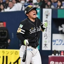 ソフトバンク海野隆司、左手首付近に死球　正捕手に痛いアクシデント