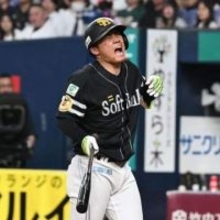 ソフトバンク海野隆司、左手首付近に死球　正捕手に痛いアクシデント