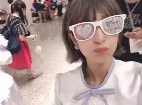 「17歳？って言われた」37歳アイドル〝超絶若見え〟驚愕ビジュアルに反響続々「中二だろ！」「補導されるよ」