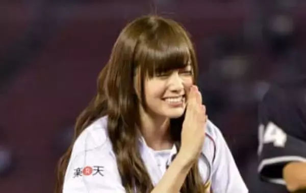 「おいおいおい」「オーラ凄すぎ」白石麻衣〝はじける笑顔〟ショットに「国宝級」と絶賛の声