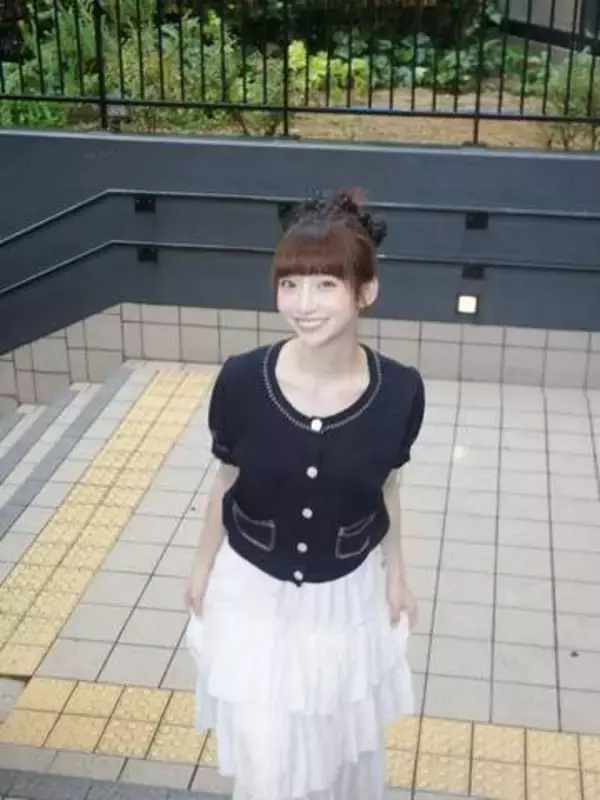 「10キロの子を抱えて過ごすと…」元トップアイドル荻野由佳の〝力こぶ〟「母は強しだね」「かーちゃん頑張る」