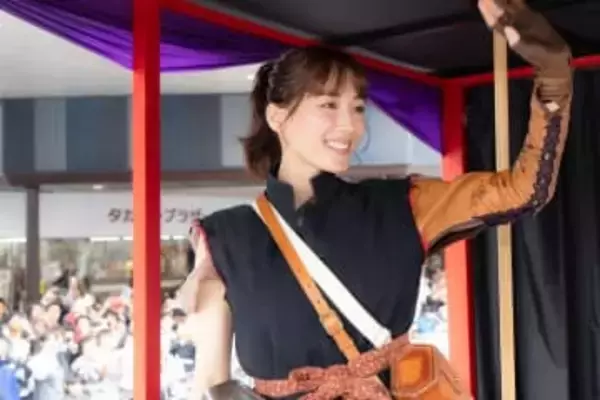 「こんな体勢…」〝紅白・大開脚ショット〟！綾瀬はるか〝地べたでお弁当タイム〟に「体柔らか」「私のはここまで広がらない」驚きの声