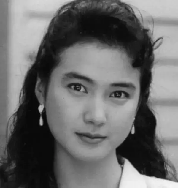 「憲武の奥さん！」結婚から32年...白タンクトップで和室佇む安田成美に反響続々「ドラマ同級生のちなみちゃんも還暦前か」「昭和感ある和室」